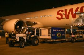A maior remessa de insumos já recebida pelo Butantan até agora chegou ao Aeroporto Internacional de Guarulhos às 4h30, em um voo da companhia Swiss Air
