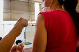 Primeira dose da vacina contra covid-19 permanece suspensa no Rio