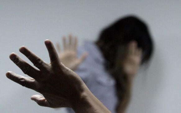 O texto foi aprovado no Congresso em agosto e prevê que o poder público promova ações de conscientização da sociedade sobre as diferentes formas de violência contra a mulher.