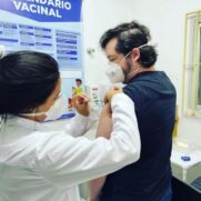 Atila Iamarino, biólogo e divulgador científico, é vacinado contra a Covid-19