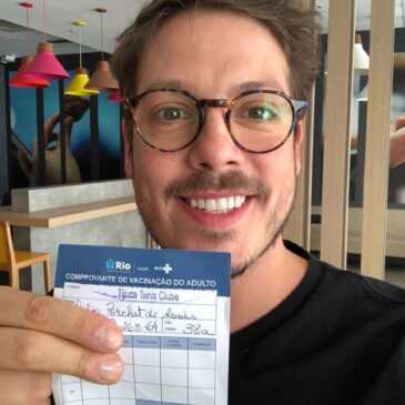 Fabio Porchat recebe primeira dose da vacina contra a Covid-19