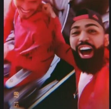 Gabigol comemora chegada de Flamengo ao Rio após previsão de vidente