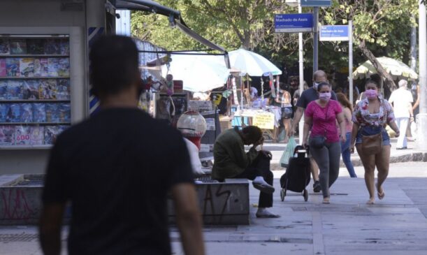 Governo do Rio determina volta de servidores vacinados ao trabalho