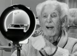 O aposentado Nelson Miolaro, de 91 anos, conhecido como vovô TikToker