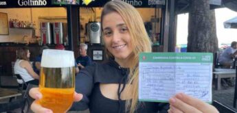 A Choperia Golfinho, em Guarujá, divulgando sua ação