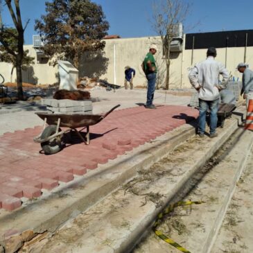 A Prefeitura de Porto Feliz iniciou a colocação dos novos pisos da Praça de São Benedito, na região central
