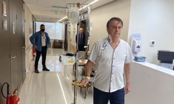 Sem máscara, Bolsonaro realizou caminhada no corredor do hospital