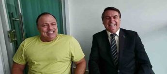 Pazuello ao lado de Bolsonaro, em live.
