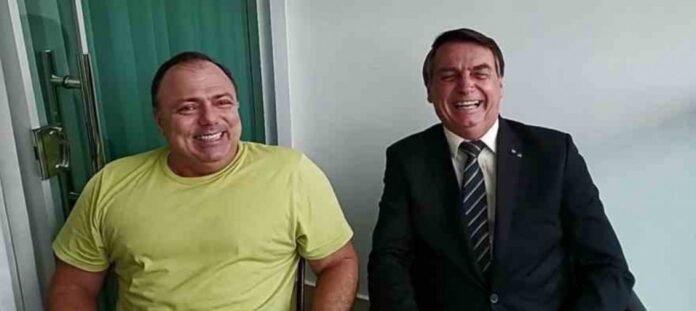 Pazuello ao lado de Bolsonaro, em live.