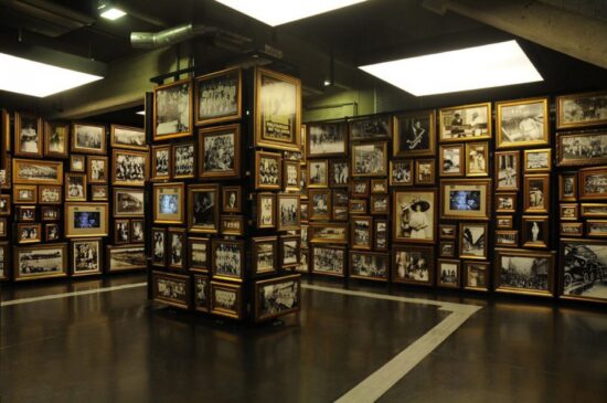 A Sala Origens, através de imagens históricas, mostra como o esporte bretão chegou e se popularizou no Brasil.