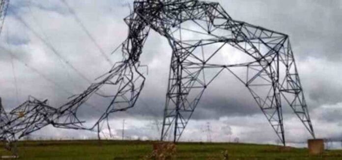 Uma torre de transmissão de energia elétrica caiu nesta sexta-feira (16) no Pará, entre as cidades de Pacajá e Anapu.