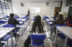 Estudantes t&ecirc;m aula em escola da rede estadual em S&atilde;o Paulo