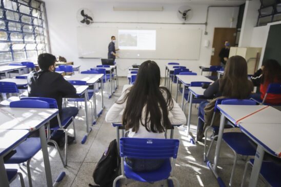 Estudantes t&ecirc;m aula em escola da rede estadual em S&atilde;o Paulo