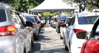 No pr&oacute;ximo s&aacute;bado (24) das 9h &agrave;s 16h, acontece mais um drive-thru no estacionamento da Prefeitura, na rua Narciso Sturlini para adultos com 29 anos receberem a imuniza&ccedil;&atilde;o