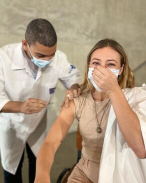 Paolla Oliveira &eacute; vacinada contra a Covid-19