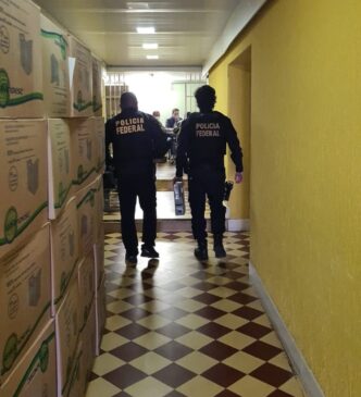 Policiais federais durante operação Covil-19 que investiga desvio de recurso de hospital de campanha de Guarulhos