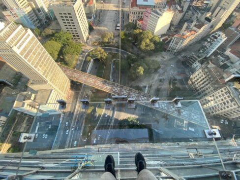 O Sampa Sky, que fica no 42º andar do prédio, vai expandir a sua área e ganhar mais uma dupla de mirantes transparentes.