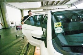 Carro por aplicativo atende passageiro no Aeroporto de Congonhas, na zona sul da cidade de SP