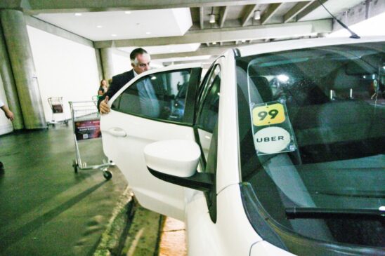 Carro por aplicativo atende passageiro no Aeroporto de Congonhas, na zona sul da cidade de SP