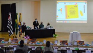 Além das apostilas direcionadas por discplina, os alunos também receberão material de apoio