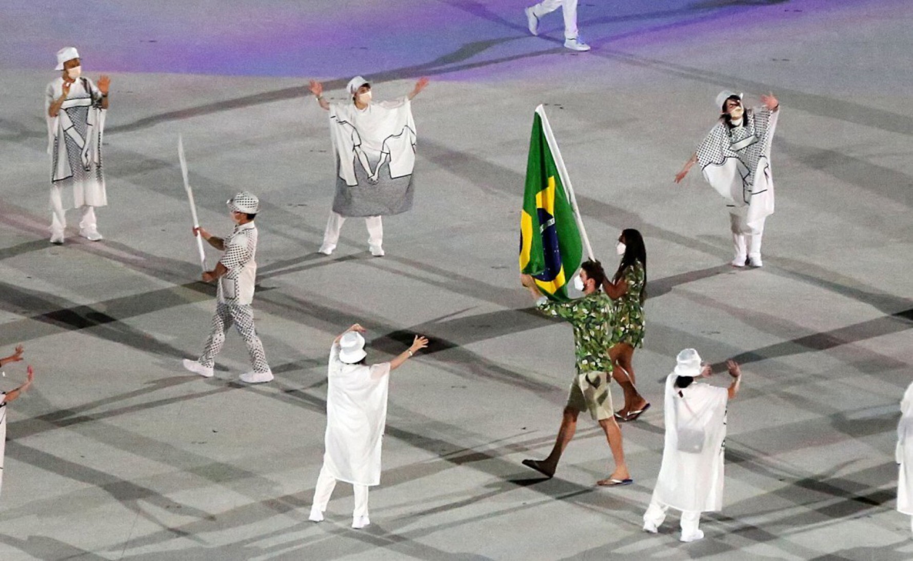 Bruninho (vôlei) e Ketleyn Quadros (judô) foram os porta-bandeiras do Brasil na cerimônia de abertura das Olimpíadas de Tóquio