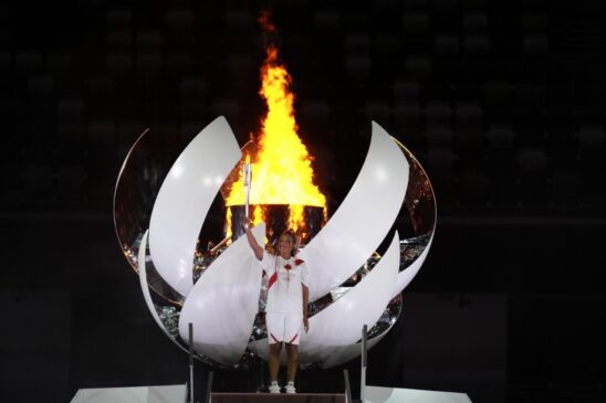 A tenista Naomi Osaka acende pira olímpica da Olimpíada de Tóquio