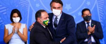 Pazuello participou de um ato político ao lado do presidente Jair Bolsonaro em maio de 2021, quando subiu em um palanque ao lado do presidente após um passeio de moto com apoiadores no Rio de Janeiro