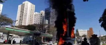 Est&aacute;tua de Borba Gato foi incendiada no s&aacute;bado