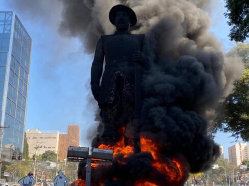 Manifestantes ateiam fogo na estátua Borga Gato