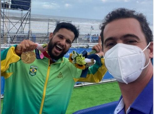 O repórter Guilherme Pereira, da TV Globo, e o surfista Italo Ferreira