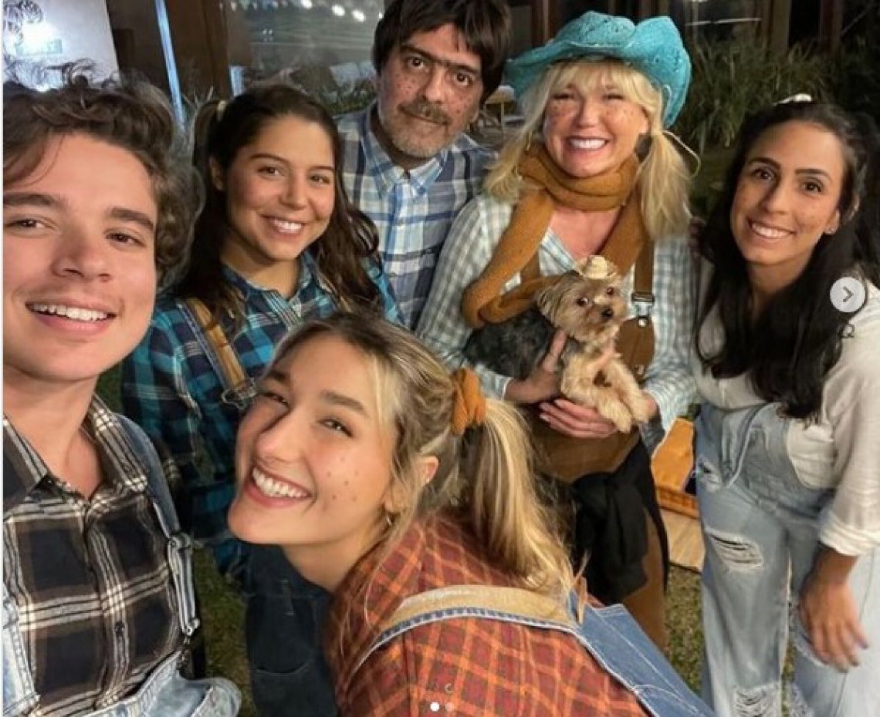 Sasha Meneghel reuniu a família e alguns amigos para comemorar aniversário