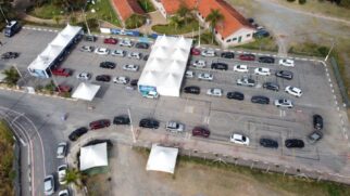 Vacinação contra a Covid é realizada em esquema drive-thru no Parque Rizzo, na rua Alberto Giosa