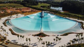 Além da piscina com ondas, o espaço ainda inclui uma longa faixa de areia e paisagismo litorâneo; investimento é de R$ 170 mi