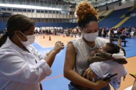 O Ginásio Guaibê é exclusivo para o atendimento dos moradores de Guarujá, no litoral de SP, que irão tomar a primeira dose da vacina