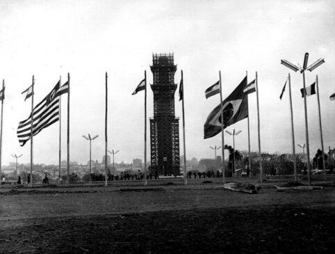 Construção do Obelisco no parque Ibirapuera, em agosto de 1954; parque paulistano foi inaugurado em 21 de agosto do mesmo ano