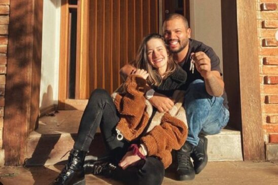 Em frente a casa nova, Projota faz pose pras redes sociais
