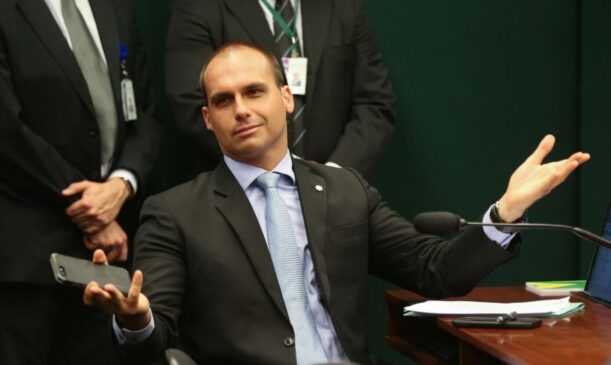 O deputado federal reeleito Eduardo Bolsonaro (PL-SP) disse nesta segunda-feira (3) que vai começar a coletar assinaturas ainda nesta semana para criar uma CPI (Comissão Parlamentar de Inquérito) dos institutos de pesquisa