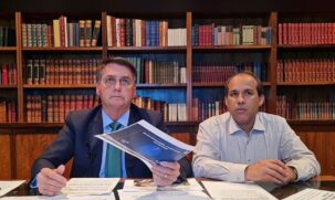 O presidente Jair Bolsonaro defendeu hoje (5) o diálogo entre os Três Poderes durante a live semanal nas redes sociais