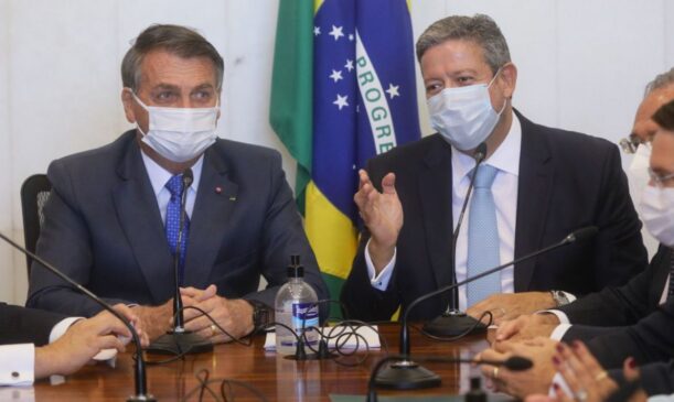 Presidente entrega medida provisória do novo Bolsa Família, batizado como Auxílio Brasil