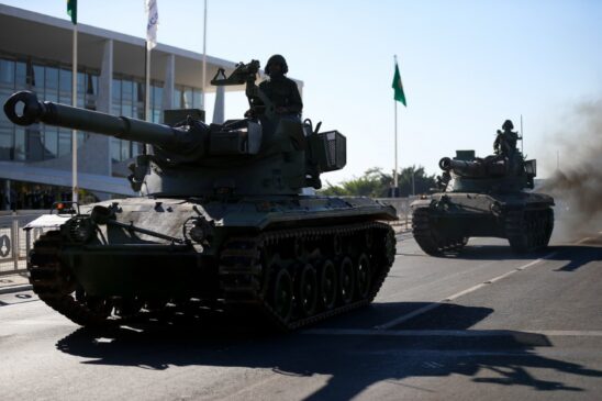 Com blindados na frente do Planalto, Marinha entrega a Bolsonaro convite para exercício militar