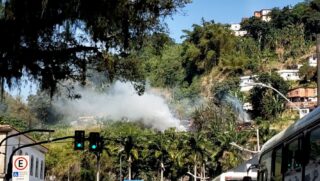 Inc&ecirc;ndio de grandes propor&ccedil;&otilde;es atinge a encosta do Morro S&atilde;o Bento em Santos