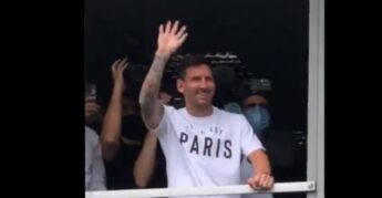 Messi acena para torcedores e para a imprensa