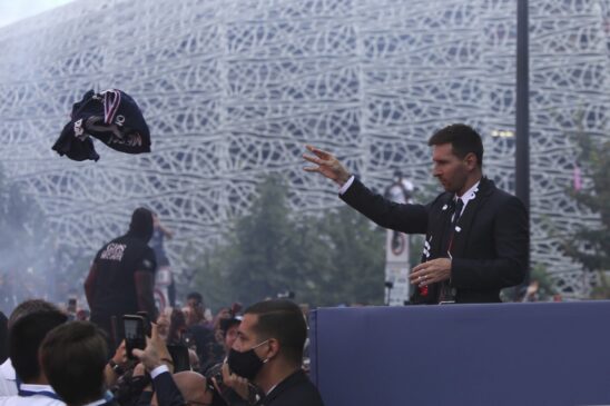 Lionel Messi &eacute; apresentado ao Paris Saint-Germain no est&aacute;dio Parque dos Pr&iacute;ncipes, em Paris
