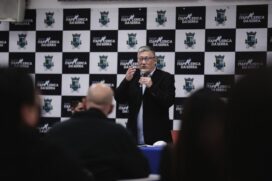 Francisco Tadao Nakano (PL) durante coletiva de imprensa; prefeito foi eleito com 47,81% dos votos