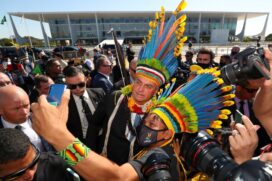 Em frente ao Palácio do Planalto, o presidente Jair Bolsonaro posou para fotos e discursou para um grupo de indígenas
