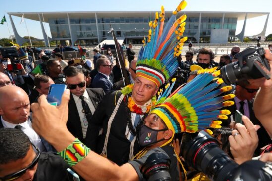 Em frente ao Palácio do Planalto, o presidente Jair Bolsonaro posou para fotos e discursou para um grupo de indígenas
