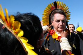 Bolsonaro com cocar de indio