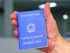 Sentença em Talca considerou que a licença libera do trabalho só quando a pessoa cumpre as orientações médicas, por isso negou indenização e dano moral.