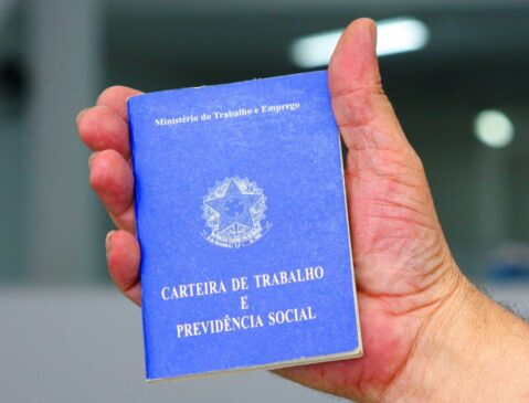 Sentença em Talca considerou que a licença libera do trabalho só quando a pessoa cumpre as orientações médicas, por isso negou indenização e dano moral.