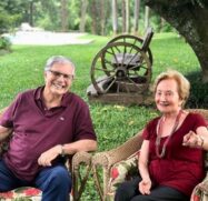 Tarcísio Meira e Glória Menezes em sítio de Porto Feliz, no Natal de 2018; casal passou período de quarentena na cidade do Interior